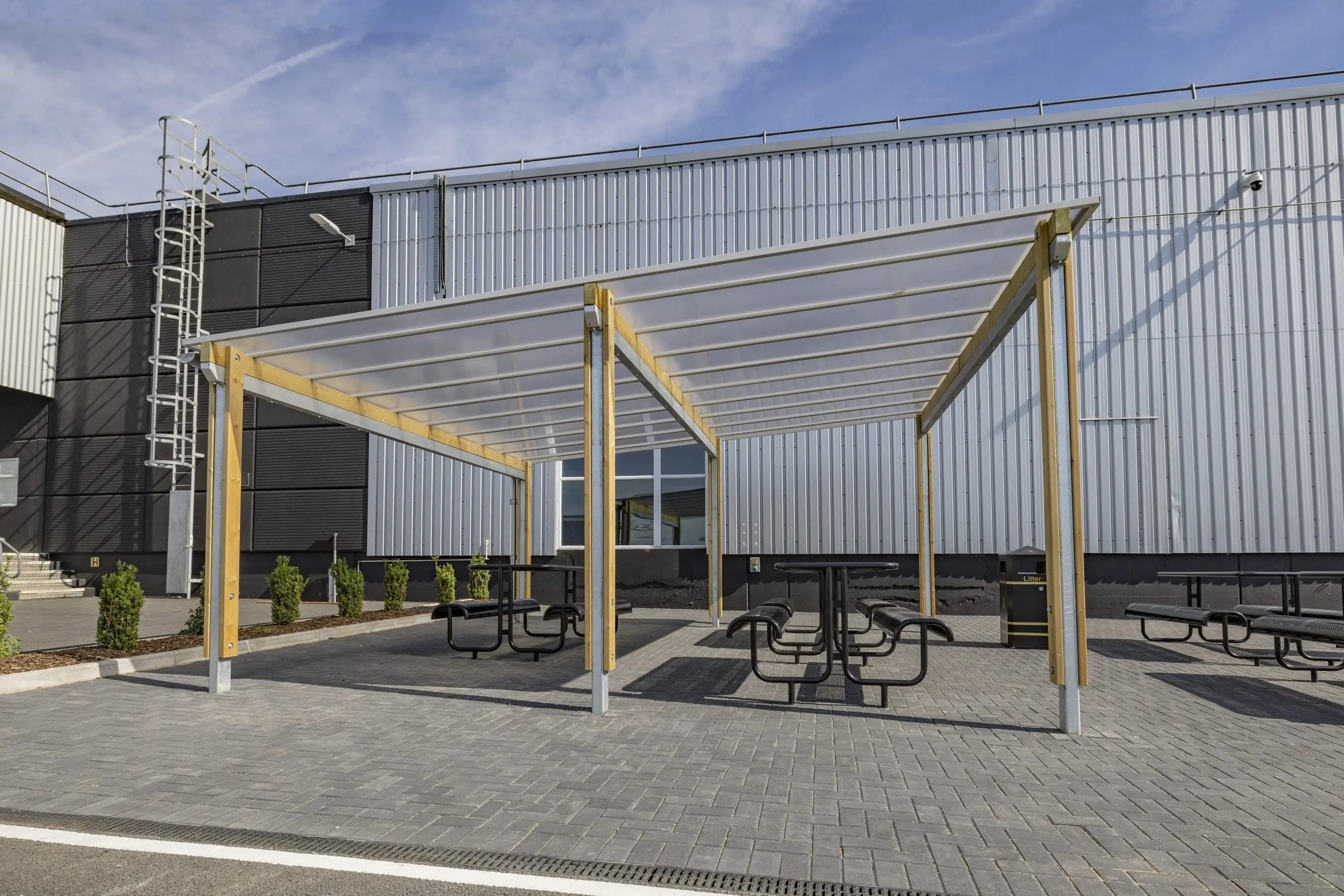 pergola-and-benches-outside-BMW-Swindon-commercial-building