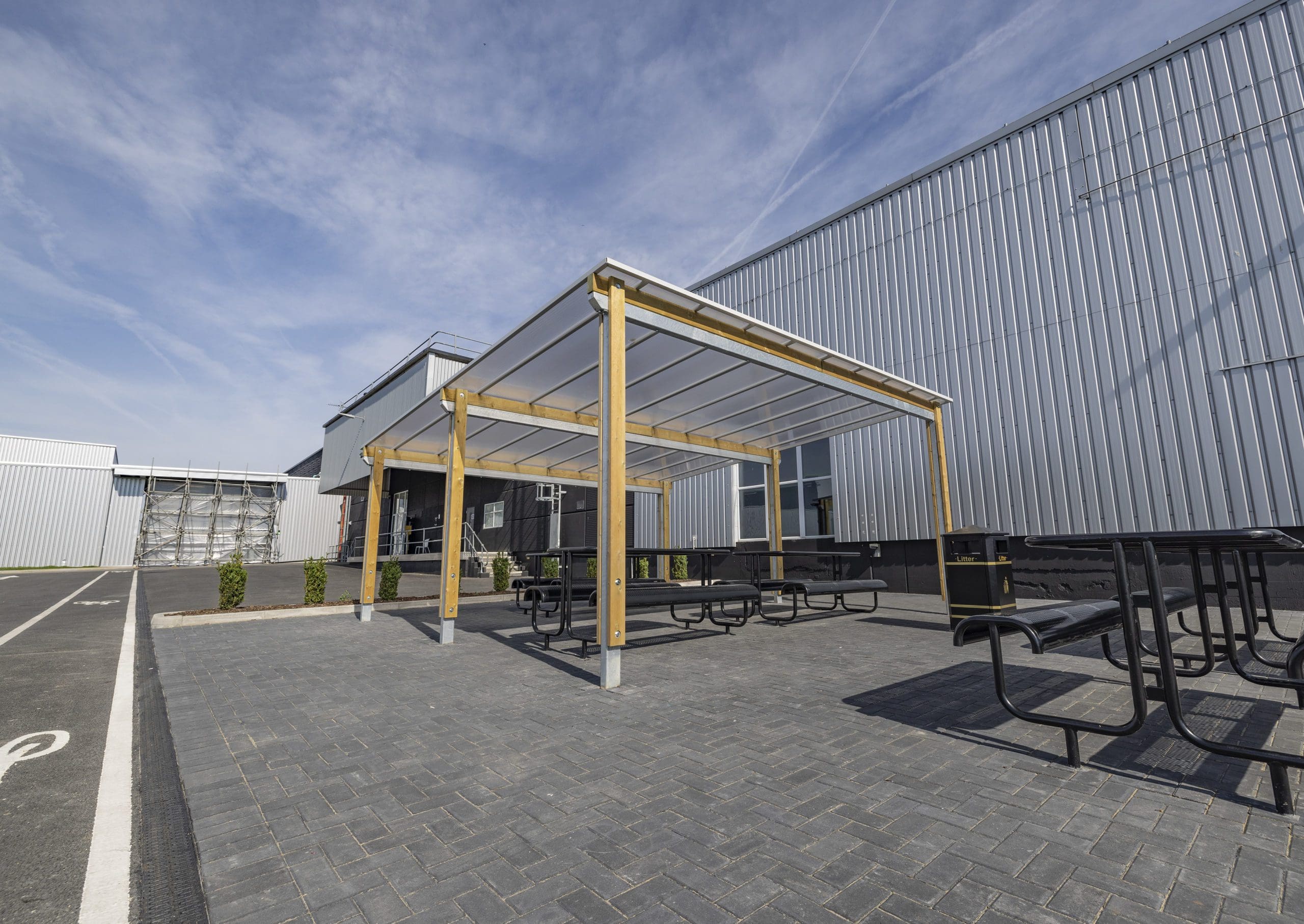 pergola-and-benches-outside-BMW-Swindon-commercial-building