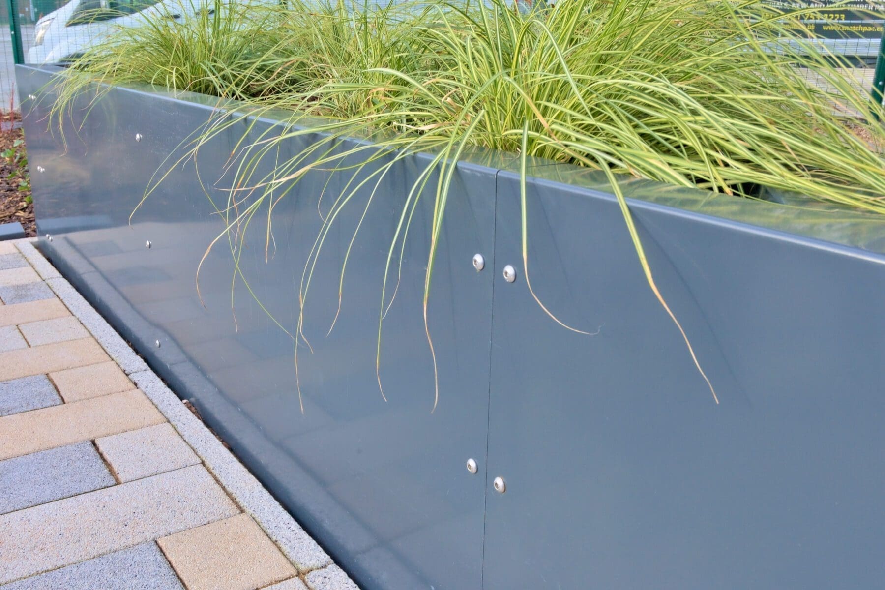 outdoor-metal-planter-close-up