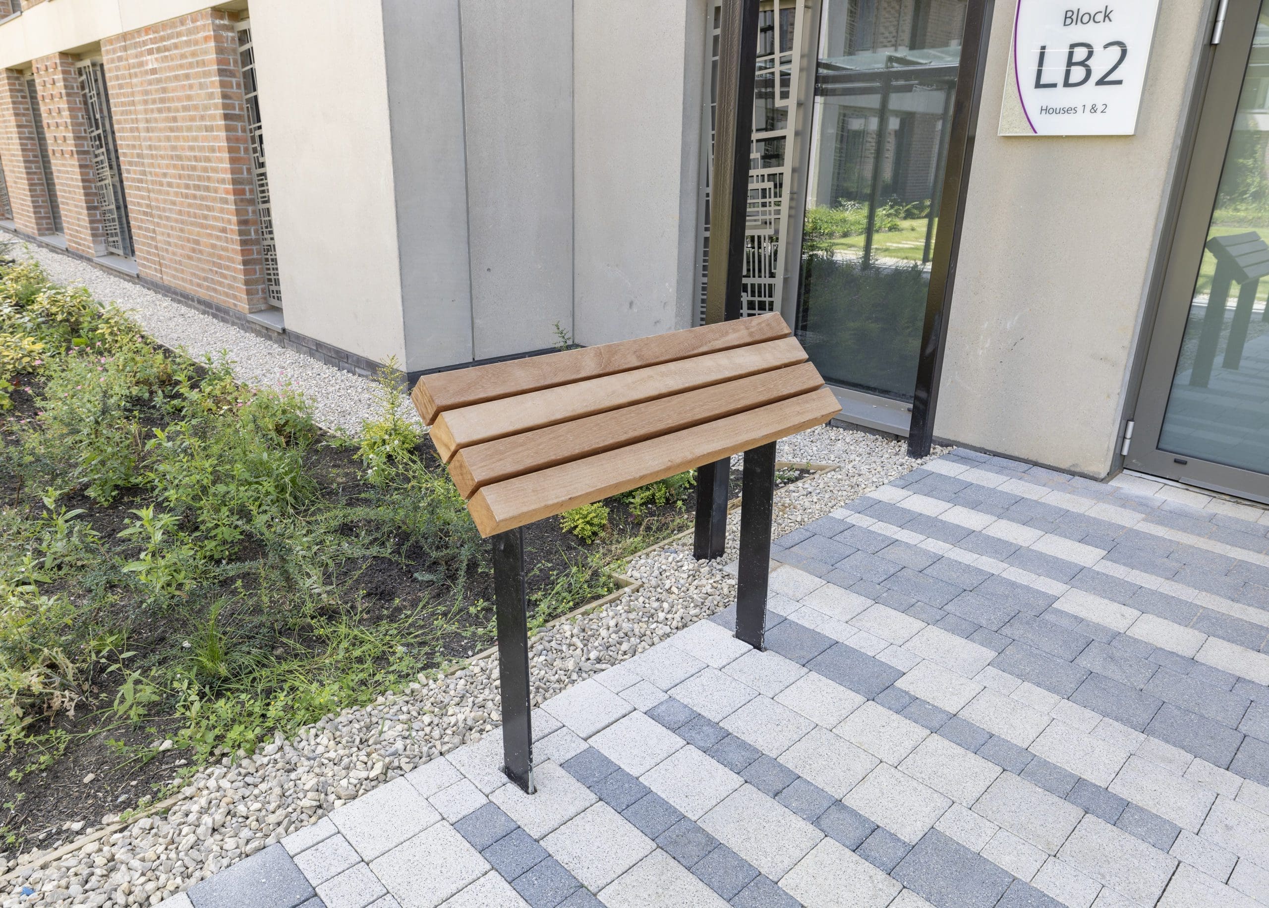 outdoor-wooden-leaning-post