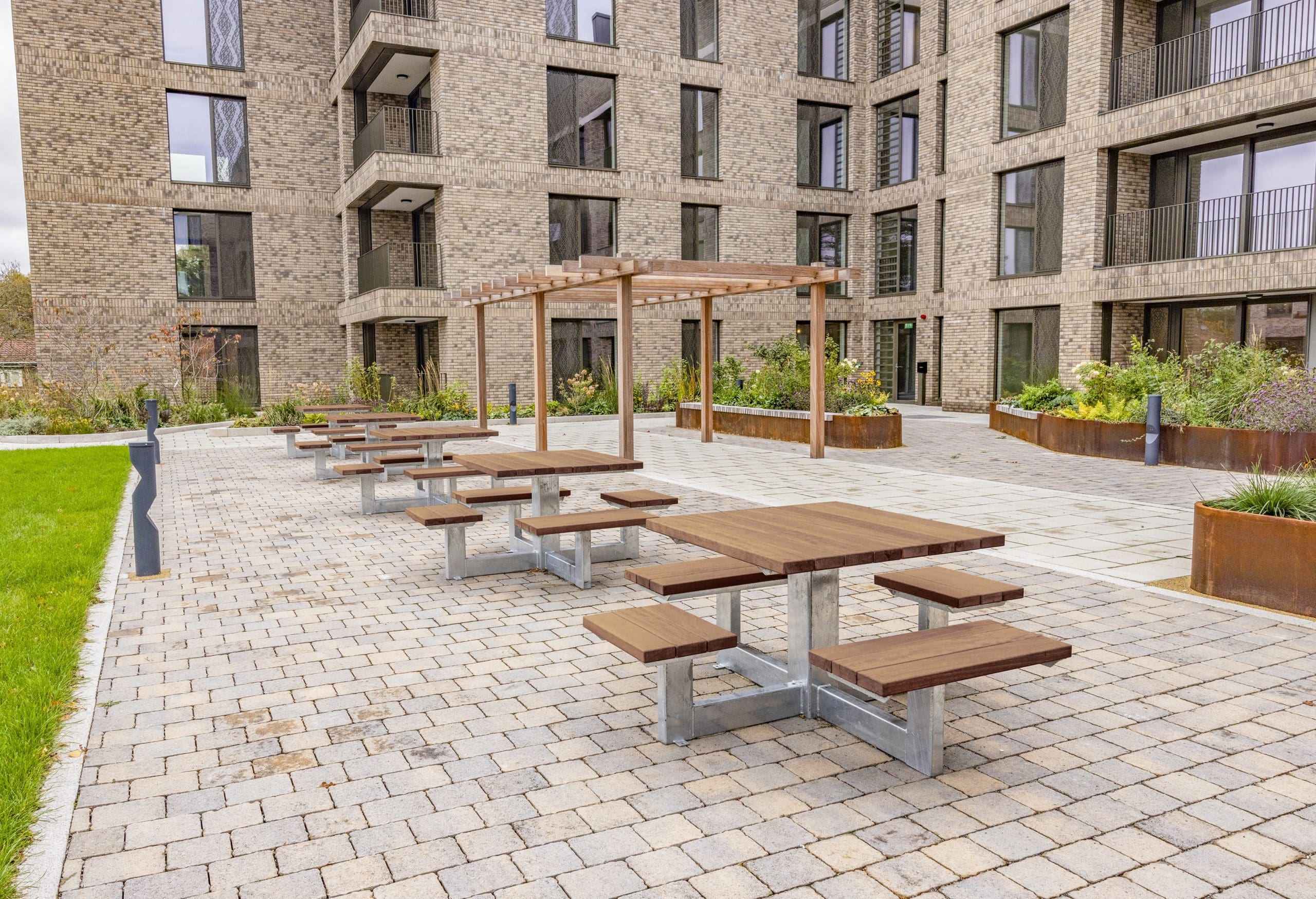 exterior-housing-flats-courtyard-wooden-picnic-tables-and-wooden-pergola