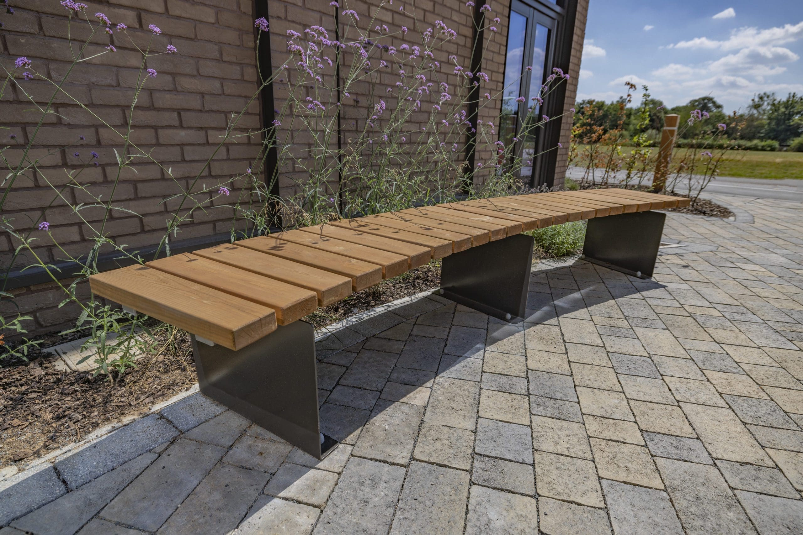 exterior-wooden-curved-bench-black-metal-legs