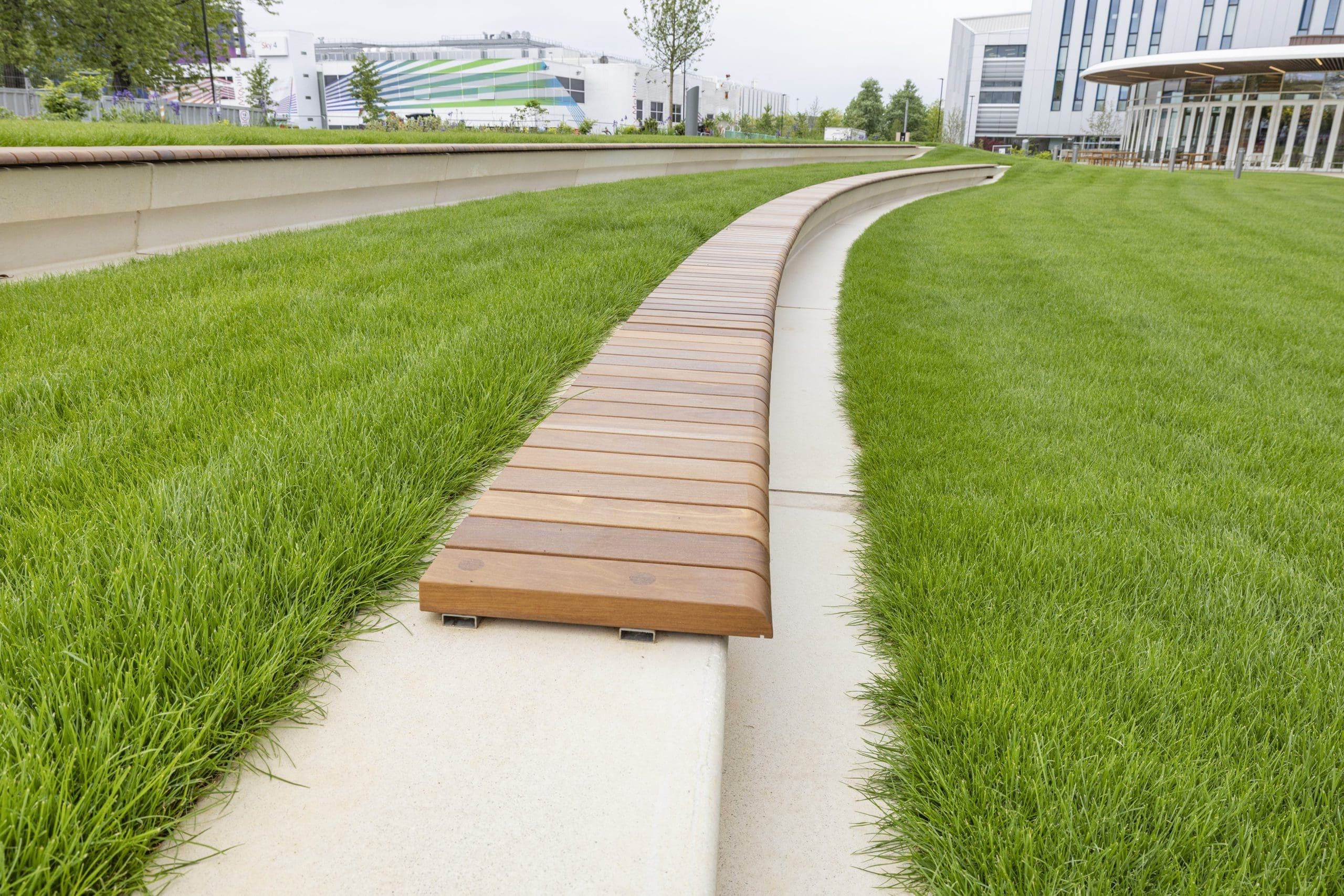 exterior-integrated-concrete-wall-with-wooden-bench-slats